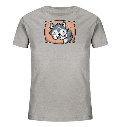 Onlineshop Shirts fuer Kinder - Das Bild zeigt ein hellgraues Kinder-T-Shirt mit einem niedlichen Aufdruck. Darauf zu sehen ist ein schlafender Wolfswelpe, der gemuetlich auf einem orangefarbenen Kissen liegt. Der Welpe hat geschlossene Augen und rosige Wangen, was ihm ein friedliches Aussehen verleiht. Das Design wirkt verspielt und liebevoll.