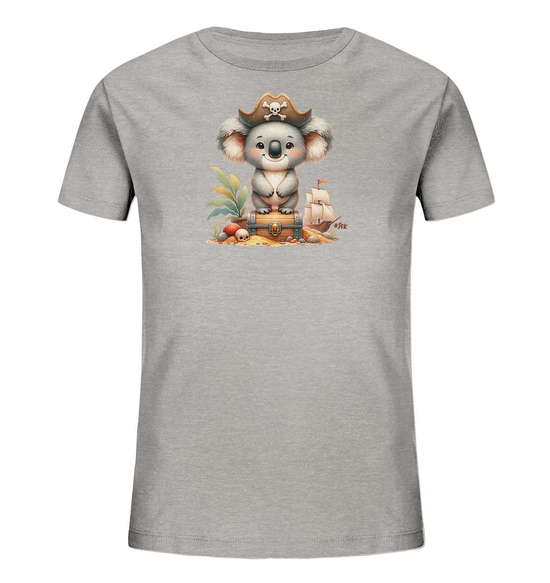 Onlineshop Shirts fuer Kinder - Das Bild zeigt ein graues Kinder-T-Shirt mit einem detaillierten Grafikdruck auf der Vorderseite. Ein niedlicher Koala mit Piratenhut sitzt auf einer geoeffneten Schatzkiste. Die Szene ist in einem verspielten Strand-Setting mit Muscheln, Steinen und einem Segelschiff im Hintergrund dargestellt. Der Druck ist farbenfroh und im Cartoon-Stil gehalten.
