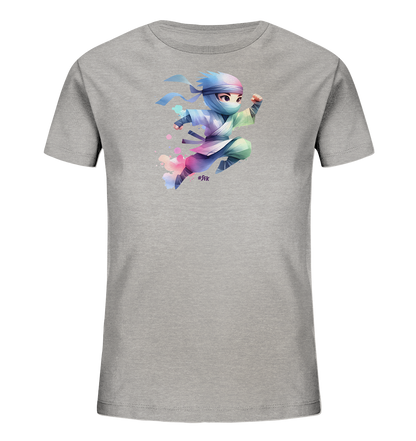 Onlineshop Shirts fuer Kinder - Das Bild zeigt ein graues Kinder-T-Shirt mit einem dynamischen Motiv. Ein kleiner, cartoonhafter Charakter in Ninja-Kleidung springt nach vorne. Die Figur ist in lebendigen Aquarell-Farben wie Pink, Blau und Gruen dargestellt. Bunte Farbkleckse umgeben den Charakter und verleihen dem Design Energie.