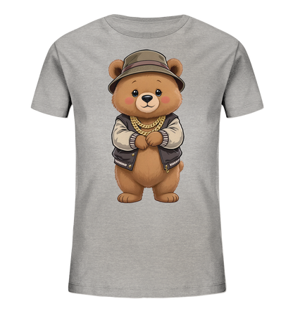 Onlineshop Shirts fuer Kinder - Das Bild zeigt ein hellgraues Kinder-T-Shirt mit einem niedlichen Baerenmotiv auf der Vorderseite. Der Cartoon-Baer traegt einen Hut, eine Bomberjacke und eine goldene Kette, was ihm einen laessigen Look verleiht. Seine Pfoten sind verschraenkt, und er hat grosse, freundliche Augen. Das Design ist verspielt und ansprechend fuer Kinder.