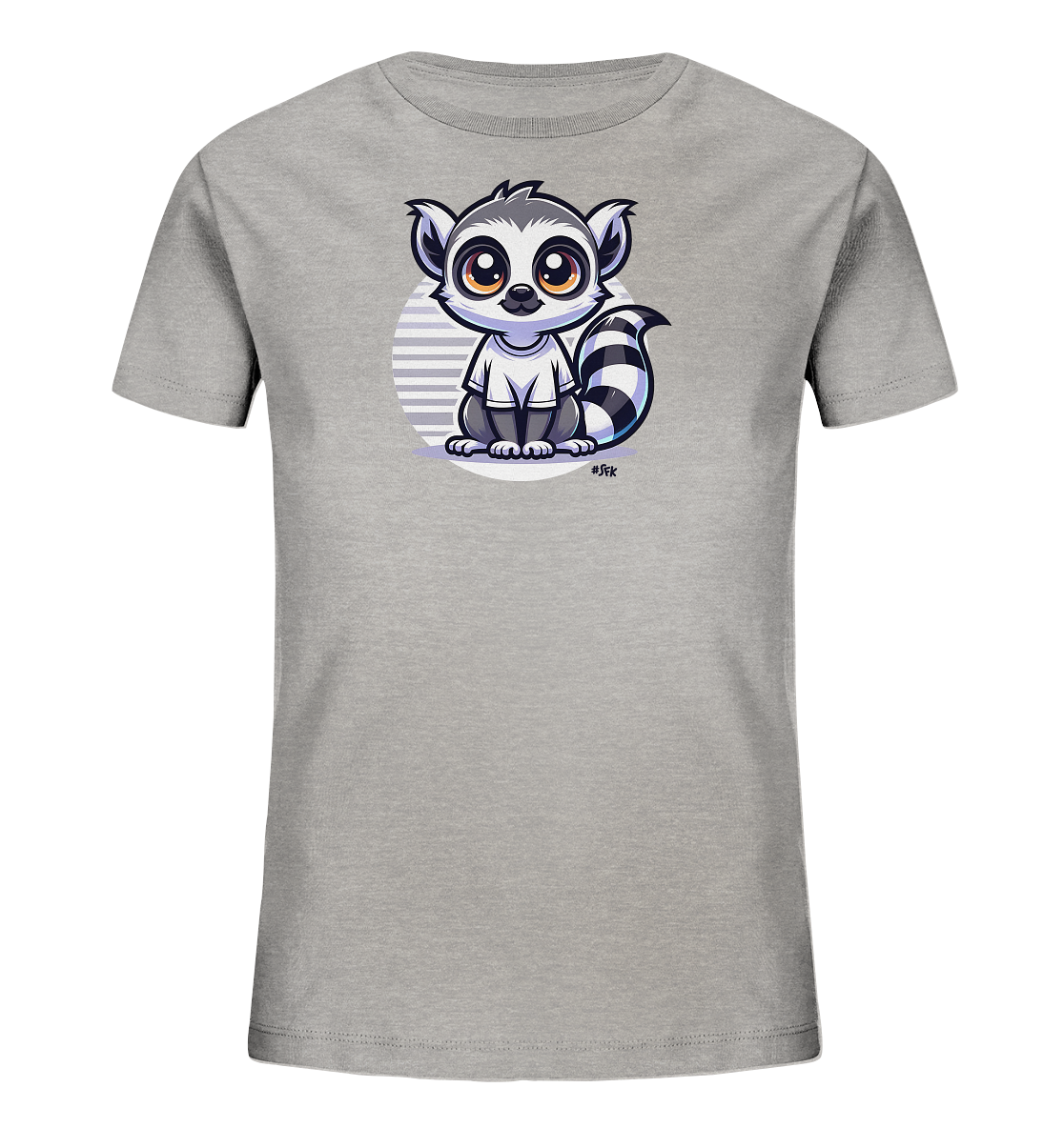 Onlineshop Shirts fuer Kinder - Das Bild zeigt ein hellgraues Kinder-T-Shirt mit einer niedlichen Illustration eines Kattas auf der Vorderseite. Der Katta sitzt aufrecht, hat grosse Augen und traegt ein weisses Shirt. Hinter dem Tier ist ein gestreifter Kreis zu sehen, und sein charakteristischer Ringelschwanz ist deutlich abgebildet. Das Design ist farbenfroh und im Comic-Stil gehalten.