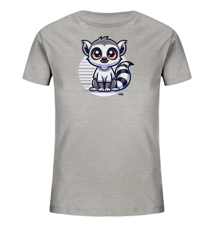 Onlineshop Shirts fuer Kinder - Das Bild zeigt ein hellgraues Kinder-T-Shirt mit einer niedlichen Illustration eines Kattas auf der Vorderseite. Der Katta sitzt aufrecht, hat grosse Augen und traegt ein weisses Shirt. Hinter dem Tier ist ein gestreifter Kreis zu sehen, und sein charakteristischer Ringelschwanz ist deutlich abgebildet. Das Design ist farbenfroh und im Comic-Stil gehalten.