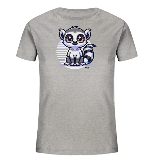 Onlineshop Shirts fuer Kinder - Das Bild zeigt ein hellgraues Kinder-T-Shirt mit einer niedlichen Illustration eines Kattas auf der Vorderseite. Der Katta sitzt aufrecht, hat grosse Augen und traegt ein weisses Shirt. Hinter dem Tier ist ein gestreifter Kreis zu sehen, und sein charakteristischer Ringelschwanz ist deutlich abgebildet. Das Design ist farbenfroh und im Comic-Stil gehalten.