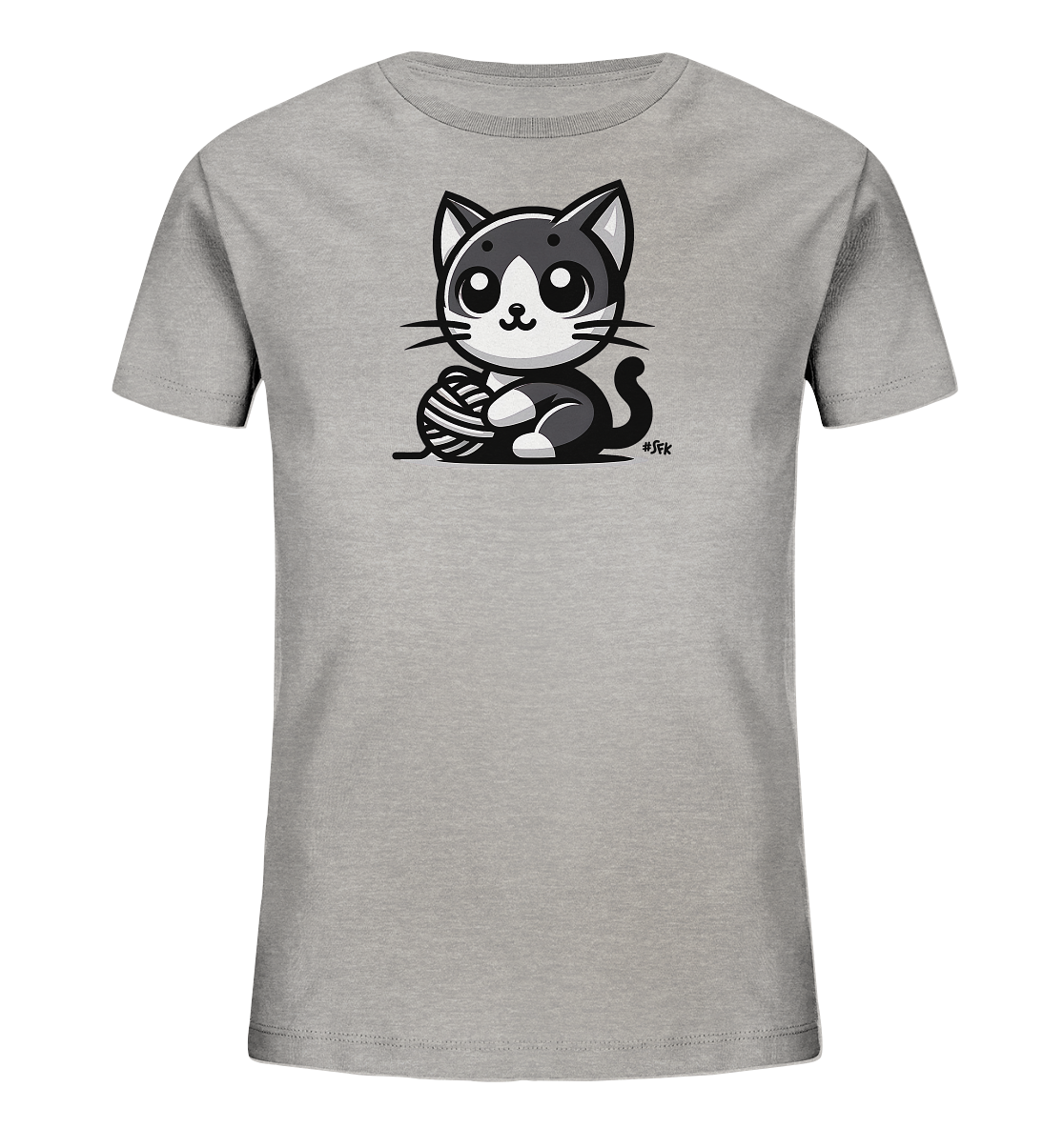 Onlineshop Shirts fuer Kinder - Das Bild zeigt ein graues Kinder-T-Shirt mit einem niedlichen, grafischen Motiv einer Katze. Die Katze ist in Schwarz und Weiss dargestellt und sitzt mit einem Garnknaeuel davor. Sie hat grosse Augen und schaut verspielt. Das Design ist einfach und ansprechend fuer Kinder.