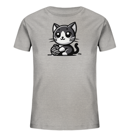 Onlineshop Shirts fuer Kinder - Das Bild zeigt ein graues Kinder-T-Shirt mit einem niedlichen, grafischen Motiv einer Katze. Die Katze ist in Schwarz und Weiss dargestellt und sitzt mit einem Garnknaeuel davor. Sie hat grosse Augen und schaut verspielt. Das Design ist einfach und ansprechend fuer Kinder.