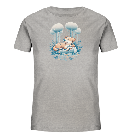 Onlineshop Shirts fuer Kinder - Das graue Kinder T-Shirt zeigt eine ruhige Illustration eines schlafenden Hundes, der auf einem Baumstamm liegt. Umgeben ist die Szene von stilisierten Baeumen und Blumen in sanften Blau- und Beigetoenen. Das Design wirkt friedlich und naturverbunden. Es ist ein detailreiches und ansprechendes Motiv fuer Kinder.