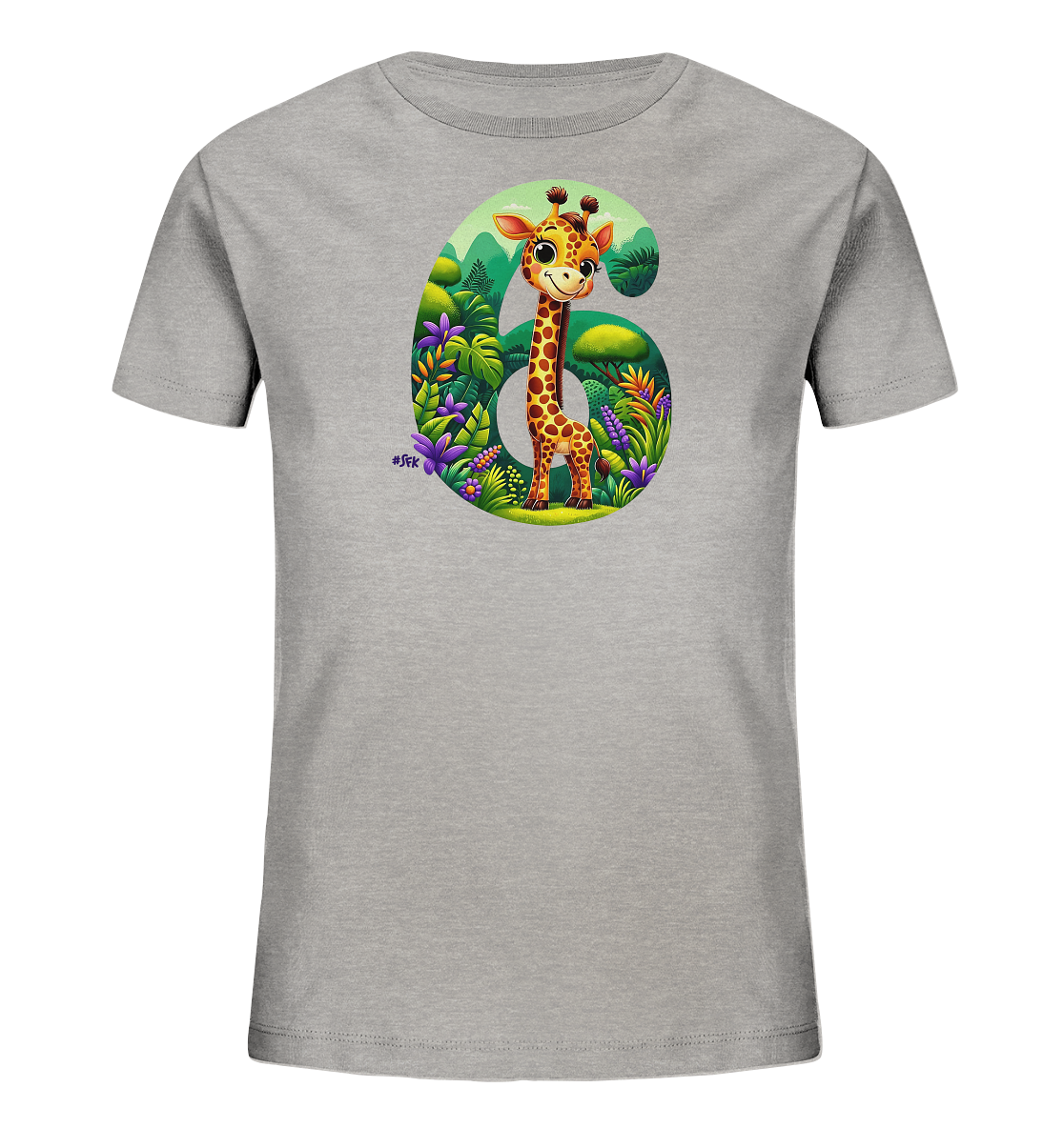 Onlineshop Shirts fuer Kinder - Das Bild zeigt ein hellgraues Kinder-T-Shirt mit einem grossen, farbenfrohen Motiv auf der Vorderseite. Das Motiv stellt die Zahl '6' dar, gefuellt mit einer lebhaften Dschungelszene. Inmitten der ueppigen Pflanzen und Blumen steht eine freundlich laechelnde Cartoon-Giraffe. Das Design wirkt verspielt und detailreich.