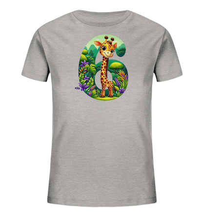 Onlineshop Shirts fuer Kinder - Das Bild zeigt ein hellgraues Kinder-T-Shirt mit einem grossen, farbenfrohen Motiv auf der Vorderseite. Das Motiv stellt die Zahl '6' dar, gefuellt mit einer lebhaften Dschungelszene. Inmitten der ueppigen Pflanzen und Blumen steht eine freundlich laechelnde Cartoon-Giraffe. Das Design wirkt verspielt und detailreich.