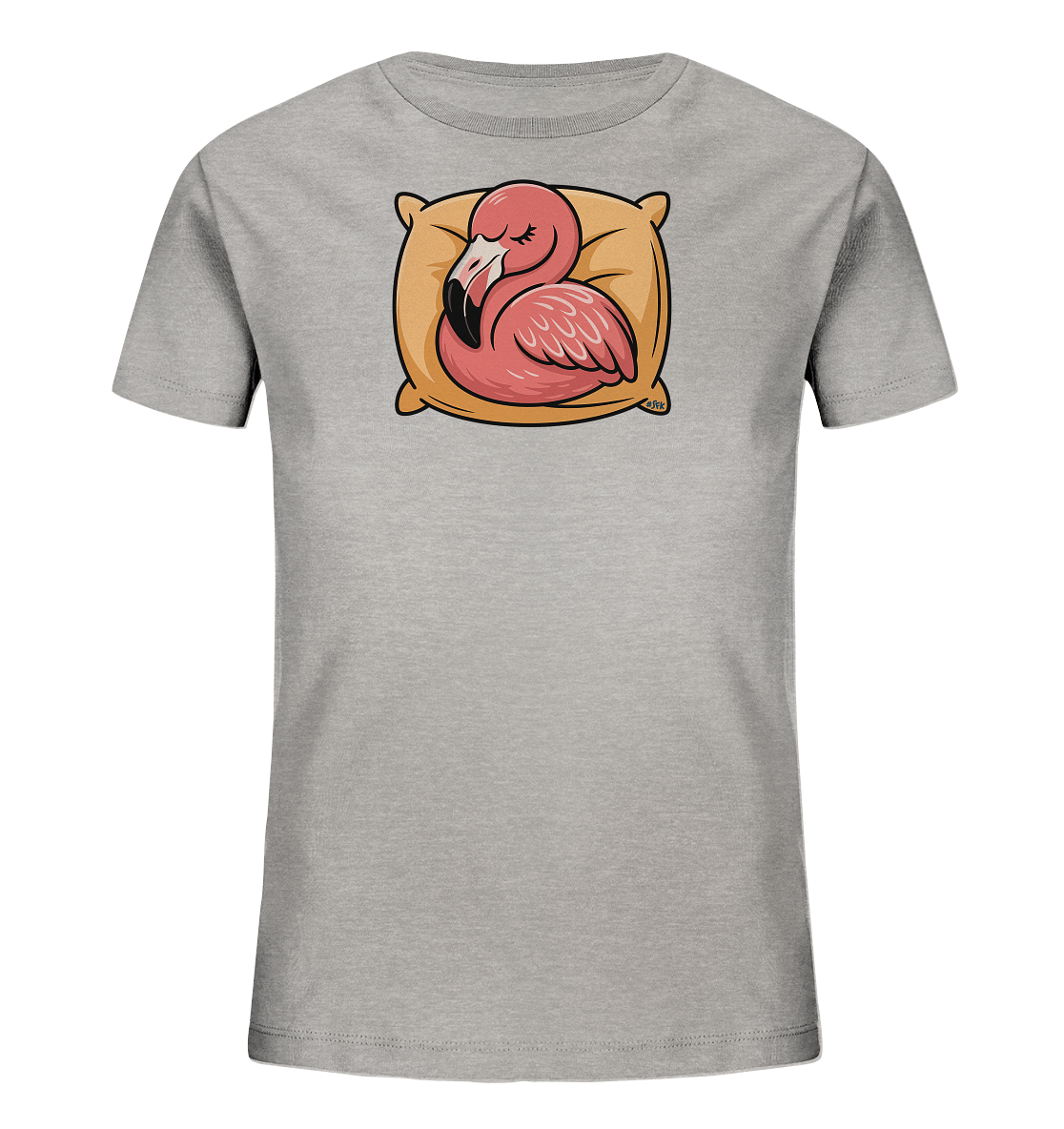 Onlineshop Shirts fuer Kinder - Das Bild zeigt ein hellgraues Kinder-T-Shirt. Darauf befindet sich eine liebevolle Illustration eines rosafarbenen Flamingos, der friedlich auf einem weichen, orangefarbenen Kissen schlaeft. Die detaillierte Zeichnung des Flamingos mit geschlossenen Augen strahlt Ruhe aus. Dieses gemuetliche Motiv ist ideal fuer Kinderkleidung.