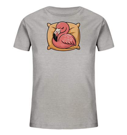 Onlineshop Shirts fuer Kinder - Das Bild zeigt ein hellgraues Kinder-T-Shirt. Darauf befindet sich eine liebevolle Illustration eines rosafarbenen Flamingos, der friedlich auf einem weichen, orangefarbenen Kissen schlaeft. Die detaillierte Zeichnung des Flamingos mit geschlossenen Augen strahlt Ruhe aus. Dieses gemuetliche Motiv ist ideal fuer Kinderkleidung.