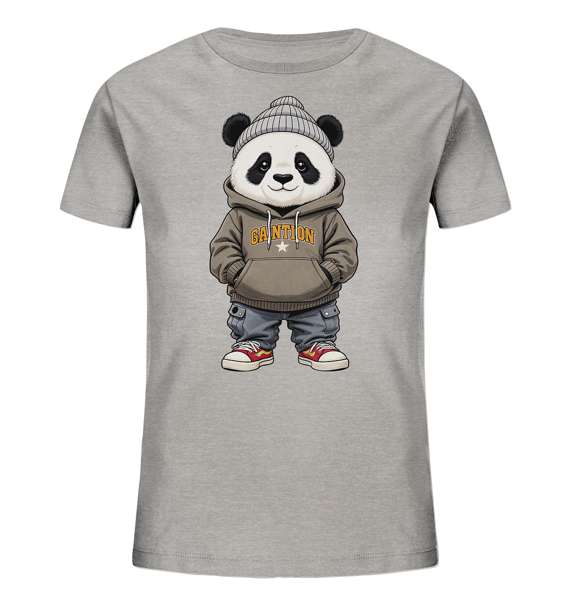 Onlineshop Shirts fuer Kinder - Das Bild zeigt ein hellgraues Kinder-T-Shirt mit einem niedlichen Panda-Motiv auf der Vorderseite. Der Panda traegt eine graue Strickmuetze, einen braunen Kapuzenpullover und laessige Jeans. Rote Turnschuhe und ein laessiger Ausdruck vervollstaendigen seinen coolen Look. Das Design verleiht dem Shirt einen modernen und verspielten Charakter.
