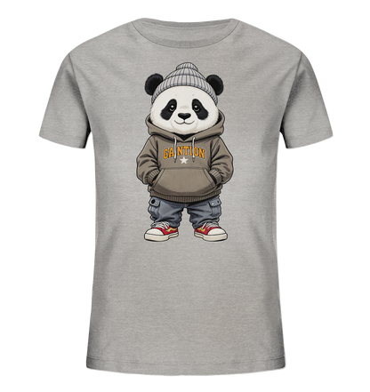 Onlineshop Shirts fuer Kinder - Das Bild zeigt ein hellgraues Kinder-T-Shirt mit einem niedlichen Panda-Motiv auf der Vorderseite. Der Panda traegt eine graue Strickmuetze, einen braunen Kapuzenpullover und laessige Jeans. Rote Turnschuhe und ein laessiger Ausdruck vervollstaendigen seinen coolen Look. Das Design verleiht dem Shirt einen modernen und verspielten Charakter.