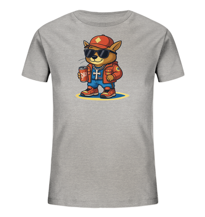 Onlineshop Shirts fuer Kinder - Das Bild zeigt ein graues T-Shirt mit einem coolen Cartoon-Tier als Motiv. Das Tier traegt eine rote Kappe, Sonnenbrille, eine orangefarbene Jacke und Jeans. Es haelt eine rote Dose in der Hand und traegt eine Halskette mit einem Kreuz-Anhaenger. Das Design ist detailliert und lebendig dargestellt.