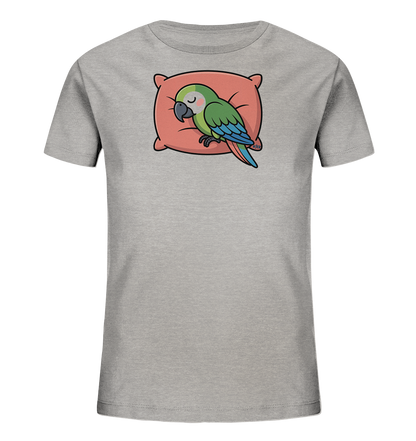 Onlineshop Shirts fuer Kinder - Das Bild zeigt ein graues Kinder-T-Shirt mit einem niedlichen Aufdruck auf der Vorderseite. Darauf ist ein gruener Papagei mit blauen Fluegeln abgebildet, der friedlich auf einem rosafarbenen Kissen schlaeft. Der Vogel hat die Augen geschlossen und vermittelt einen ruhigen, entspannten Ausdruck. Das Design ist schlicht und verspielt zugleich.