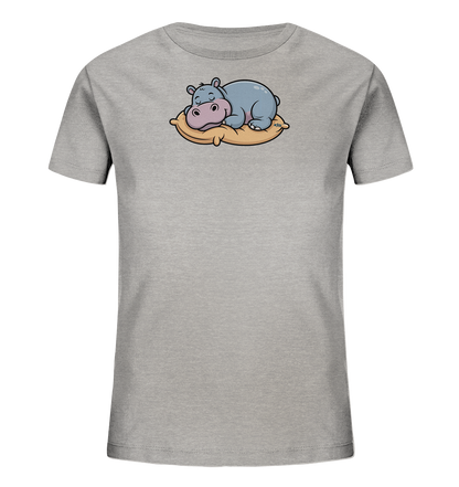 Onlineshop Shirts fuer Kinder - Das Bild zeigt ein hellgraues Kinder-T-Shirt mit einem niedlichen Aufdruck auf der Vorderseite. Ein kleines, blau-graues Flusspferd liegt friedlich schlafend auf einem beigen Kissen. Das Motiv ist im Cartoon-Stil gehalten und praesentiert ein entspanntes und ansprechendes Design.