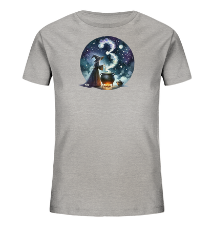 Onlineshop Shirts fuer Kinder - Das Bild zeigt ein graues T-Shirt fuer Kinder. Auf der Vorderseite befindet sich eine runde Illustration einer Hexe, die in einem Kessel ruehrt. Aus dem Kessel steigt Dampf in Form der Zahl '3' auf. Der Hintergrund des Motivs ist ein magischer Nachthimmel mit Sternen.