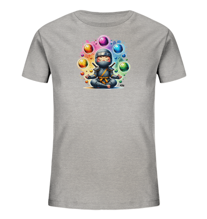 Onlineshop Shirts fuer Kinder - Das Bild zeigt ein graues Kinder-T-Shirt mit einem Druck auf der Vorderseite. Der Druck zeigt einen Cartoon-Ninja, der in Meditation mit gekreuzten Beinen sitzt und einen dunkelgrauen Anzug sowie einen gelben Guertel traegt. Um den Ninja schweben mehrere farbige, leuchtende Kugeln in Rottoenen, Orange, Gelb, Gruen, Blau und Lila. Die Szene hat eine friedliche und dennoch verspielte Ästhetik mit einem sanften, farbigen Hintergrundgradienten.
