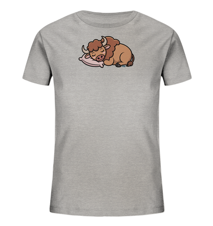 Onlineshop Shirts fuer Kinder - Das Bild zeigt ein hellgraues Kinder-T-Shirt mit kurzen Ärmeln auf einem dunklen Hintergrund. Auf der Vorderseite ist eine niedliche, cartoonartige Illustration eines schlafenden Bisons zu sehen. Das braune Tier mit kleinen Hoernern liegt friedlich auf einem rosafarbenen Kissen, die Augen sind geschlossen. Das verspielte Design verleiht dem Shirt einen sanften und beruhigenden Charakter.