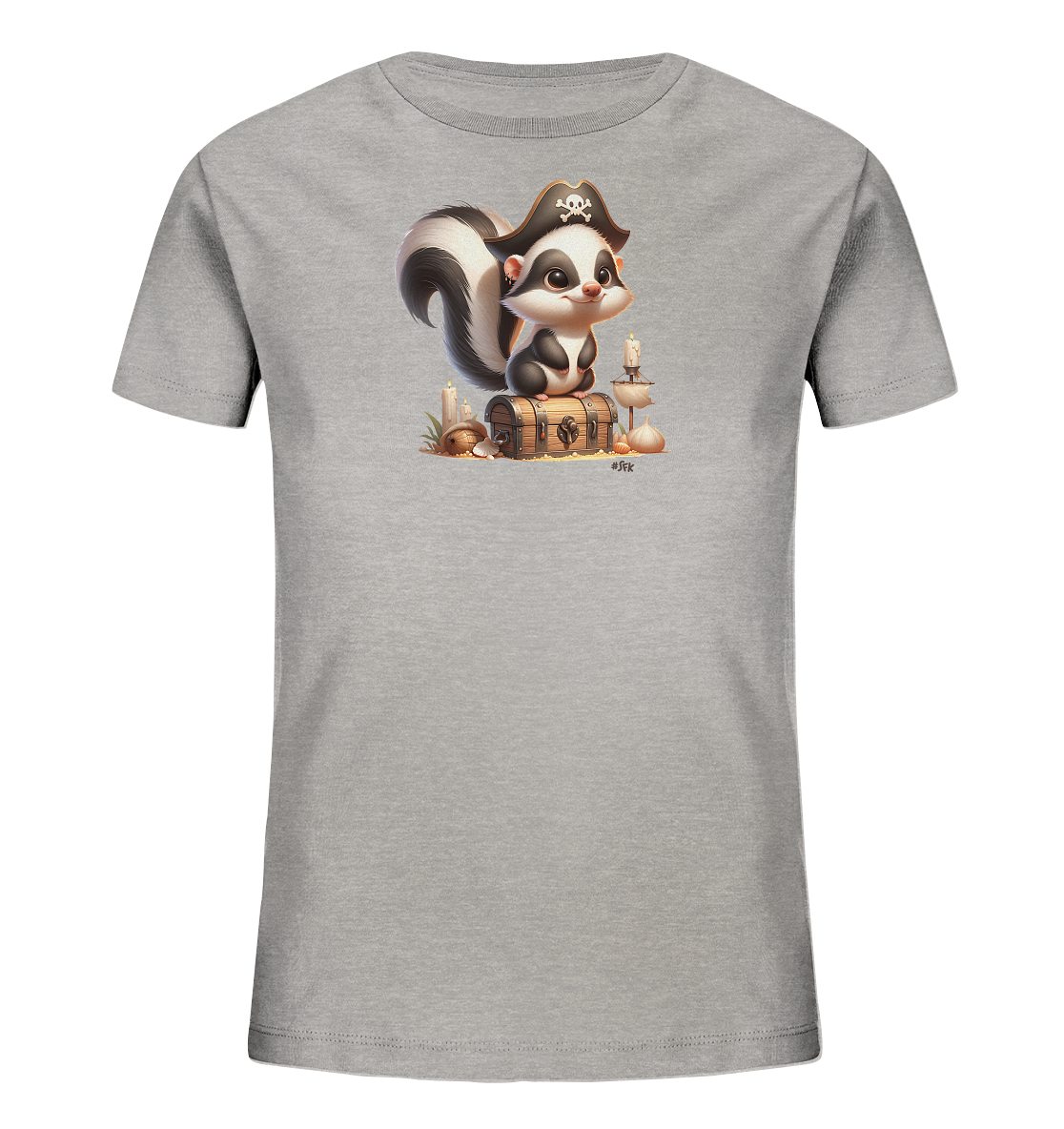 Onlineshop Shirts fuer Kinder - Das Bild zeigt ein graues Kinder-T-Shirt mit einem lustigen Motiv eines Stinktiers im Piratenkostuem. Das Stinktier traegt einen Piratenhut und sitzt auf einer Schatztruhe, umgeben von maritimen und schatztypischen Gegenstaenden wie Kerzen und Goldmuenzen. Die Illustration ist detailreich und farbenfroh, mit einem freundlichen Ausdruck des Tieres. Dieses Design verleiht dem Shirt einen abenteuerlichen und spielerischen Look.