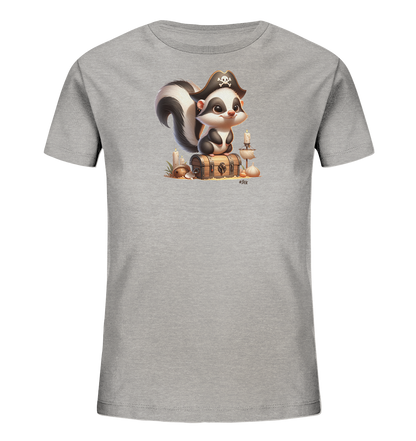 Onlineshop Shirts fuer Kinder - Das Bild zeigt ein graues Kinder-T-Shirt mit einem lustigen Motiv eines Stinktiers im Piratenkostuem. Das Stinktier traegt einen Piratenhut und sitzt auf einer Schatztruhe, umgeben von maritimen und schatztypischen Gegenstaenden wie Kerzen und Goldmuenzen. Die Illustration ist detailreich und farbenfroh, mit einem freundlichen Ausdruck des Tieres. Dieses Design verleiht dem Shirt einen abenteuerlichen und spielerischen Look.