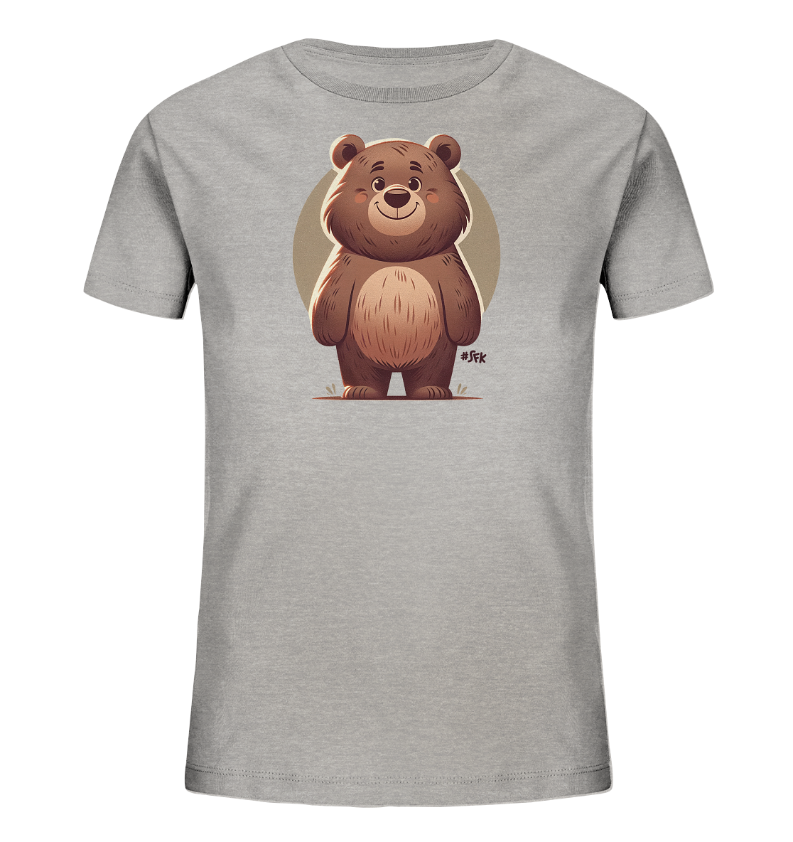 Onlineshop Shirts fuer Kinder - Das Bild zeigt ein hellgraues Kinder-T-Shirt. Auf der Vorderseite ist eine Illustration eines stehenden, cartoonartigen Baeren zu sehen, der freundlich laechelt. Der Baer hat braunes Fell und steht vor einem hellbraunen Kreis mit einfachen Grashalmen davor. Die Darstellung ist detailreich und ansprechend.