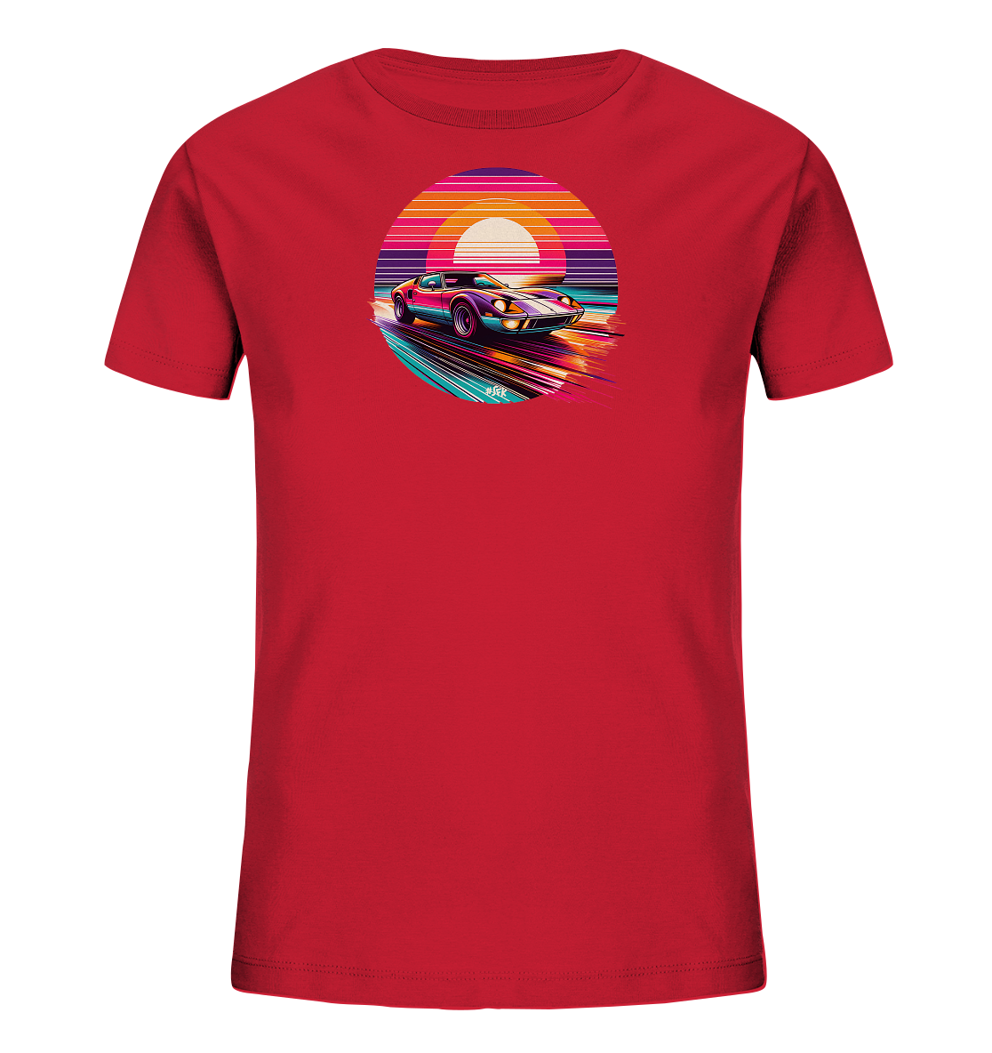 Onlineshop Shirts fuer Kinder - Das Bild zeigt ein rotes Kinder-T-Shirt mit einem auffaelligen, kreisfoermigen Druck auf der Vorderseite. Der Druck zeigt ein sportliches Auto, das in einem dynamischen Stil dargestellt ist. Im Hintergrund ist ein Sonnenuntergang mit farbigen horizontalen Streifen im Retro-Stil zu sehen. Die gesamte Grafik hat eine lebendige Farbgebung und vermittelt ein Gefuehl von Geschwindigkeit und Retro-Ästhetik.