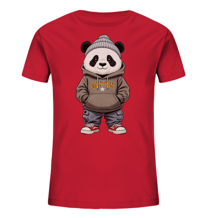 Onlineshop Shirts fuer Kinder - Das Bild zeigt ein rotes Kinder-T-Shirt mit einem niedlichen Cartoon-Panda auf der Vorderseite. Der Panda traegt eine graue Strickmuetze, einen braunen Kapuzenpullover und graue Cargohosen mit roten Turnschuhen. Er steht mit den Haenden in den Taschen und hat einen freundlichen Ausdruck. Das Design ist verspielt und modern, ideal fuer Kinder.