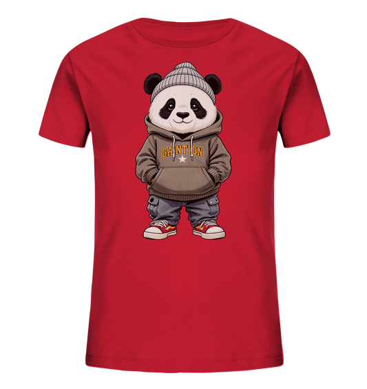 Onlineshop Shirts fuer Kinder - Das Bild zeigt ein rotes Kinder-T-Shirt mit einem niedlichen Cartoon-Panda auf der Vorderseite. Der Panda traegt eine graue Strickmuetze, einen braunen Kapuzenpullover und graue Cargohosen mit roten Turnschuhen. Er steht mit den Haenden in den Taschen und hat einen freundlichen Ausdruck. Das Design ist verspielt und modern, ideal fuer Kinder.