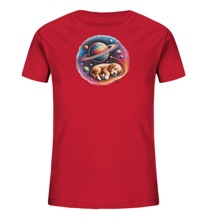 Onlineshop Shirts fuer Kinder - Das Bild zeigt ein rotes T-Shirt fuer Kinder. Auf der Vorderseite befindet sich ein farbenfrohes, rundes Motiv. Es zeigt einen schlafenden Welpen in einer Fantasiewelt mit Planeten und Sternen. Das Design ist verspielt und detailreich.