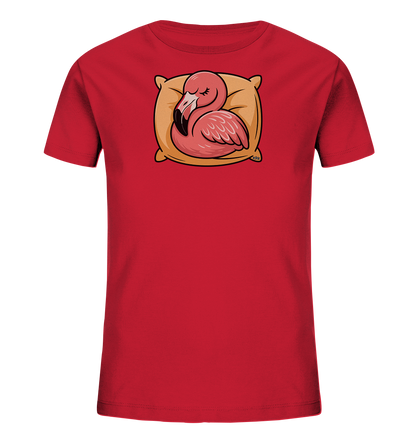 Onlineshop Shirts fuer Kinder - Das Bild zeigt ein rotes T-Shirt fuer Kinder. Auf der Vorderseite ist ein schlafender, pinkfarbener Flamingo abgebildet, der gemuetlich auf einem orangen Kissen liegt. Das Design strahlt Ruhe und Freundlichkeit aus und ist ansprechend fuer Kinder gestaltet.