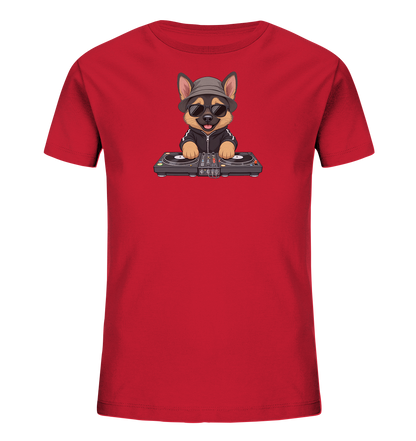 Onlineshop Shirts fuer Kinder - Das Bild zeigt ein rotes Kinder-T-Shirt mit einem Motiv einer Hundefigur. Die Figur ist mit Sonnenbrille, Hut und Jacke bekleidet und steht an einem DJ-Mischpult. Das Design verleiht dem Oberteil eine verspielte und laessige Ausstrahlung.
