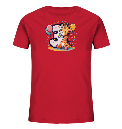 Onlineshop Shirts fuer Kinder - Das Bild zeigt ein rotes Kinder-T-Shirt mit einem farbenfrohen Aufdruck. Das Motiv zeigt eine niedliche, cartoonartige Giraffe, die neben der grossen Zahl '3' sitzt. Die Szene ist mit Luftballons und Konfetti verziert, was dem Design einen festlichen Charakter verleiht. Das gesamte Bild wirkt froehlich und verspielt.