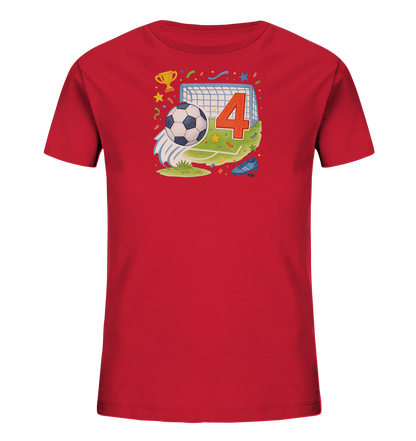 Onlineshop Shirts fuer Kinder - Das Bild zeigt ein rotes T-Shirt fuer Kinder. Auf der Vorderseite ist ein detailreiches Fussballmotiv abgebildet, das ein Tor, einen Ball auf dem Rasen, einen Pokal und die grosse Zahl 4 zeigt. Kleine Elemente wie Konfetti und ein Schuh ergaenzen das Design. Es ist ein farbenfrohes Motiv rund um das Thema Fussball und Geburtstag.