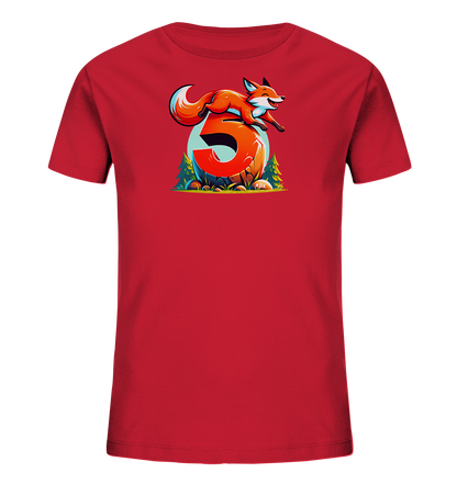 Onlineshop Shirts für Kinder - Das Bild zeigt ein rotes Kinder-T-Shirt mit einem bunten und dynamischen Aufdruck auf der Vorderseite. Das zentrale Motiv ist die große Zahl Fünf, die wie eine steinerne Formation aussieht. Ein flinker roter Fuchs springt gerade über die obere Rundung der Zahl, dargestellt mit einem fröhlichen Ausdruck und dynamischer Körperhaltung. Das gesamte Design ist in einer natürlichen Umgebung mit Bäumen, Gras und kleinen Felsen eingebettet und wirkt sehr lebhaft.