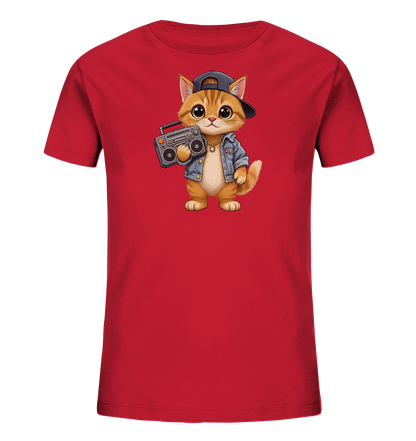 Onlineshop Shirts fuer Kinder - Das Bild zeigt ein rotes Kinder-T-Shirt mit einem farbenfrohen Aufdruck einer niedlichen Katze. Die Cartoon-Katze traegt eine Jeansjacke, eine Goldkette und eine umgedrehte Baseballkappe. Sie haelt einen retro Boombox in ihren Pfoten. Das Motiv verleiht dem T-Shirt einen verspielten und laessigen Charakter, ideal fuer Kinder.