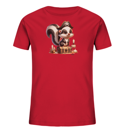 Onlineshop Shirts fuer Kinder - Das Bild zeigt ein rotes Kinder T-Shirt mit einem detailreichen Motiv auf der Vorderseite. Darauf ist ein niedliches Stinktier in einem Piratenhut abgebildet. Das Stinktier sitzt auf einer geoeffneten Schatzkiste, umgeben von Kerzen, einem Segelschiffmodell und anderen verstreuten Gegenstaenden. Dieses fantasievolle Design verleiht dem Shirt einen abenteuerlichen Charakter.