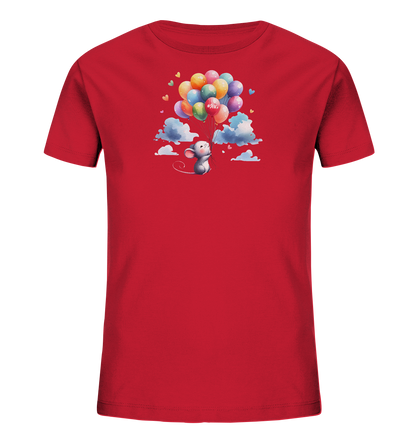 Onlineshop Shirts für Kinder - Das Bild zeigt ein rotes Kinder-T-Shirt. Auf der Vorderseite befindet sich eine niedliche, cartoonartige Maus, die an einem Bündel bunter Ballons hängt und über stilisierten Wolken schwebt. Kleine Herzen sind ebenfalls Teil des Designs, und auf einem roten Ballon steht die Aufschrift "#SFK". Das Gesamtbild wirkt fröhlich und verspielt.