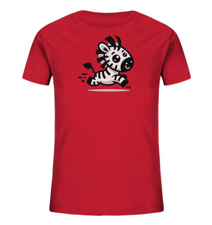 Onlineshop Shirts fuer Kinder - Das Bild zeigt ein rotes Kinder-T-Shirt mit einer niedlichen Illustration eines Zebras auf der Vorderseite. Das cartoonartige Zebra ist in voller Aktion dargestellt, als ob es rennt, was durch dynamische Linien angedeutet wird. Es hat schwarz-weisse Streifen, grosse Augen und ein freundliches Laecheln. Das Motiv ist auf einer hellgrauen Flaeche platziert und verleiht dem Shirt einen froehlichen und lebendigen Look.