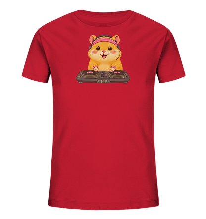 Onlineshop Shirts fuer Kinder - Das Bild zeigt ein rotes Kinder-T-Shirt, auf dem ein freundlicher Cartoon-Hamster abgebildet ist. Der Hamster traegt pinke Kopfhoerer und ein passendes Stirnband und steht laechelnd vor einem DJ-Mischpult mit zwei Plattenspielern. Seine Pfoten ruhen auf den Turntables, und er traegt pinkfarbene Armbaender. Das Motiv verleiht dem Shirt einen verspielten und musikalischen Ausdruck.