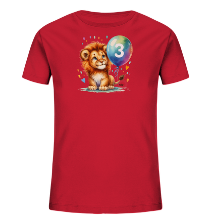 Onlineshop Shirts fuer Kinder - Das Bild zeigt ein rotes Kinder-T-Shirt mit einer charmanten Illustration eines kleinen Loewen. Der Loewe sitzt neben einem bunten Ballon, auf dem die Zahl '3' zu sehen ist. Das Motiv ist von verspielten Herzen und Farbspritzern umgeben, was dem Design eine froehliche Note verleiht. Es ist ein ansprechendes Shirt mit einem suessen Tiermotiv.