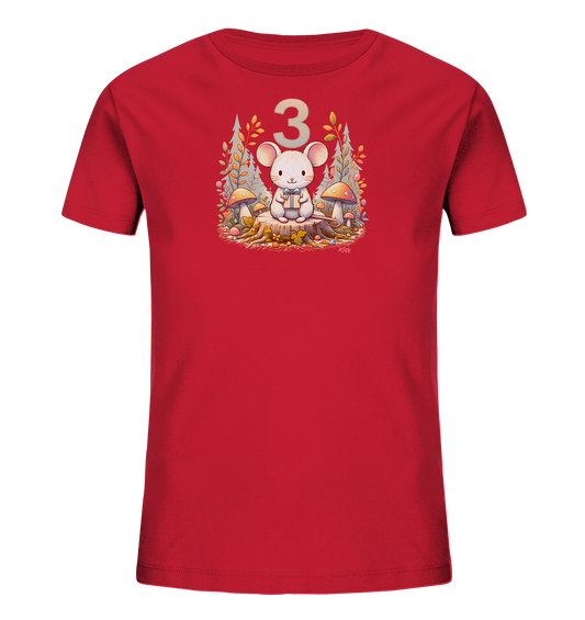 Onlineshop Shirts fuer Kinder - Das Bild zeigt ein rotes Kinder-T-Shirt mit einem detailreichen Motiv. Eine niedliche Maus sitzt auf einem Baumstumpf, umgeben von Pilzen und herbstlichen Blaettern. Über der Maus ist die Zahl '3' prominent platziert. Das Design wirkt verspielt und naturverbunden.