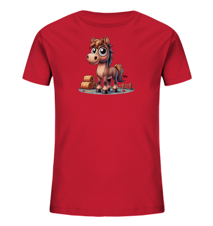 Onlineshop Shirts fuer Kinder - Das rote Kinder T-Shirt praesentiert eine entzueckende Cartoon-Illustration eines braunen Pferdes. Das Motiv zeigt das freundliche Pferd in einer laendlichen Szene mit Heuballen und einem kleinen Zaun. Die Darstellung ist farbenfroh und detailliert, was dem Shirt einen froehlichen Look verleiht. Es ist ein ideales Kleidungsstueck fuer Kinder, die Pferde lieben.