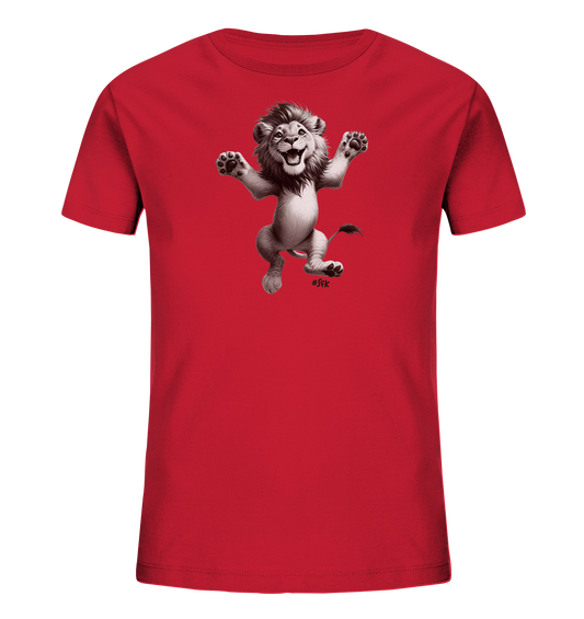Onlineshop Shirts fuer Kinder - Das Bild zeigt ein leuchtend rotes Kinder-T-Shirt mit einer dynamischen Grafik eines springenden Loewen auf der Vorderseite. Der Loewe ist in einer aufgeregten Sprungpose dargestellt, mit ausgestreckten Pfoten und einem froehlichen Gesichtsausdruck. Die Illustration ist in Grau- und Brauntoenen gehalten und verleiht dem Shirt einen verspielten Look.