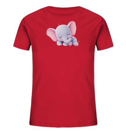 Onlineshop Shirts fuer Kinder - Das Bild zeigt ein rotes T-Shirt fuer Kinder, das auf der Vorderseite ein niedliches Elefantenmotiv aufweist. Der kleine Elefant ist in sanften Grautoenen gehalten und hat rosa Details an den Ohren und Fuessen. Er liegt friedlich mit geschlossenen Augen da, was dem Design einen beruhigenden Ausdruck verleiht. Das Motiv ist zentral auf dem Oberteil des Shirts platziert.