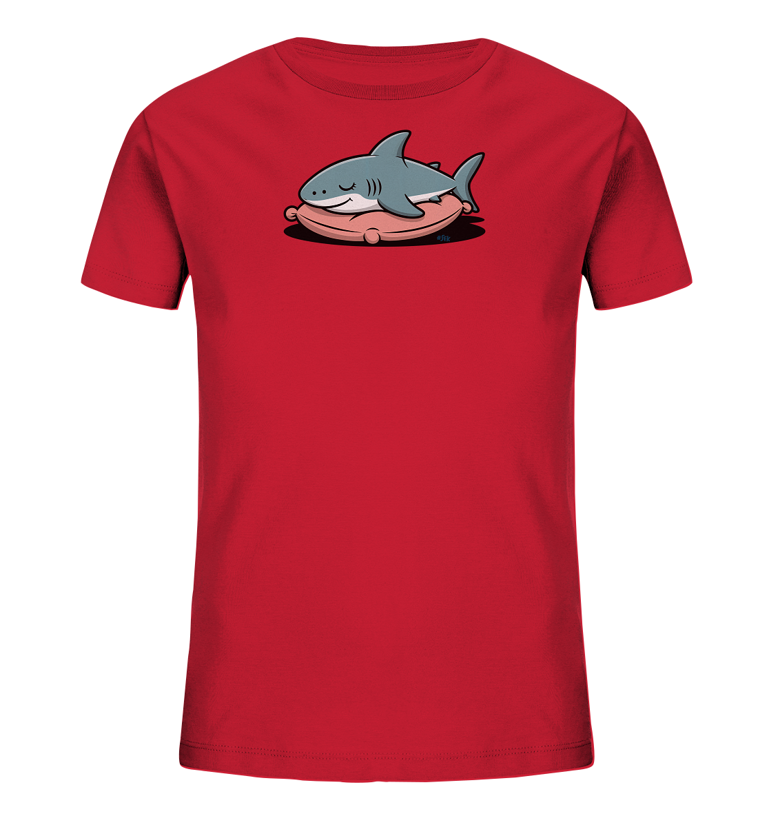 Onlineshop Shirts fuer Kinder - Das Bild zeigt ein rotes Kinder-T-Shirt mit einem niedlichen Aufdruck eines schlafenden Hais. Der graue Cartoon-Hai liegt friedlich auf einem weichen, rosafarbenen Kissen und hat die Augen geschlossen. Das Design wirkt verspielt und laedt zum Traeumen ein. Das T-Shirt ist schlicht gehalten, um den Fokus auf das Hauptmotiv zu legen.