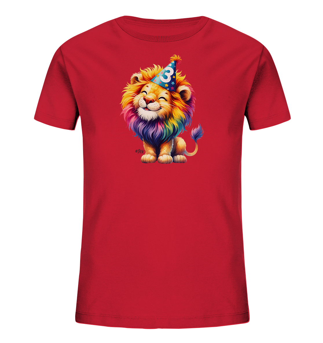 Onlineshop Shirts fuer Kinder - Das Bild zeigt ein rotes Kinder-T-Shirt. Auf der Vorderseite ist eine farbenfrohe, cartoonartige Illustration eines Loewen zu sehen. Der Loewe hat eine regenbogenfarbene Maehne, traegt einen Partyhut mit der Zahl 3 und sitzt lachend da. Das Design wirkt froehlich und verspielt.