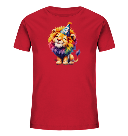 Onlineshop Shirts fuer Kinder - Das Bild zeigt ein rotes Kinder-T-Shirt. Auf der Vorderseite ist eine farbenfrohe, cartoonartige Illustration eines Loewen zu sehen. Der Loewe hat eine regenbogenfarbene Maehne, traegt einen Partyhut mit der Zahl 3 und sitzt lachend da. Das Design wirkt froehlich und verspielt.