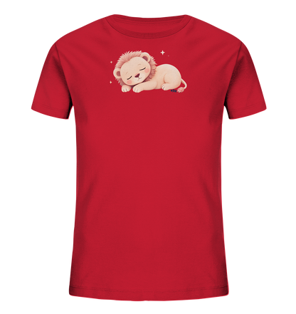 Onlineshop Shirts fuer Kinder - Das Bild zeigt ein leuchtend rotes T-Shirt fuer Kinder. Auf der Vorderseite ist eine entzueckende Illustration eines friedlich schlafenden Loewenbabys zu sehen. Kleine, funkelnde Sterne umgeben das Motiv, was eine ruhige und vertraeumte Atmosphaere schafft. Das gesamte Design ist kindgerecht und ansprechend gestaltet.
