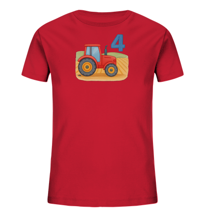 Onlineshop Shirts fuer Kinder - Das Bild zeigt ein leuchtend rotes T-Shirt fuer Kinder mit einem spielerischen Motiv auf der Vorderseite. Abgebildet ist ein roter Cartoon-Traktor auf einem Feldhintergrund mit unterschiedlichen Texturen. Über dem Traktor ist prominent die grosse blaue Zahl '4' platziert. Das gesamte Design wirkt farbenfroh und ansprechend.