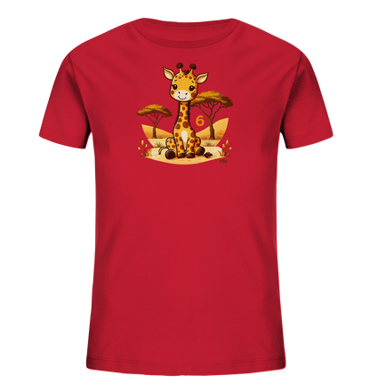 Onlineshop Shirts fuer Kinder - Das rote T-Shirt zeigt eine freundliche, sitzende Cartoon-Giraffe. Sie ist umgeben von einer Savannenlandschaft mit Baeumen und Graesern. Neben der Giraffe ist die Zahl '6' prominent platziert. Das Motiv hat einen froehlichen und farbenfrohen Charakter.